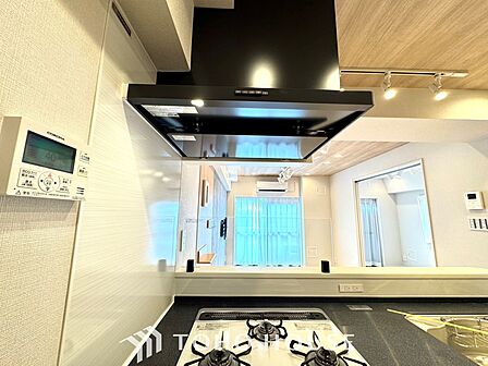 【Kitchen】美しく使いやすいキッチンは油汚れが簡単に拭き取れる素材で加工されており、浄水器シャワーから流す水の音を軽減する静かなシンクを採用。見えないところにさり気ない配慮が嬉しい