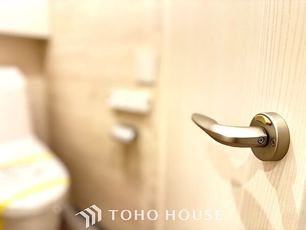 【toilet】トイレットペーパーの使用回数を減らせることです。 シャワートイレを使用すれば、洗浄して汚れを落とすことができるため、トイレットペーパーの使用を最小限にとどめることができます。
