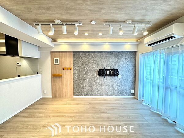 【Decorative lighting】上質に仕上げられた室内。オフ・ホワイトの壁を背にした観葉植物の葉をそっと置かれたインテリア・ライトが照らし出しています。少しお洒落な暮らしをしてみませんか。