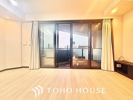 ここはみんなが集い、食事と楽しい会話が始まる場所。話に夢中になりすぎて、ついつい時を忘れ、夜半過ぎになってしまう。そんな束の間の幸せを感じさせてくれます。