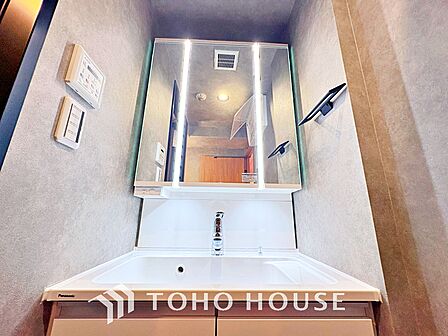 気持ちの良い朝をつくりだし、夕方には笑顔を取り戻させてくれるミラー。パウダールームはいつでも本来の自分を取り戻せる空間。明るく仕上げてあります。