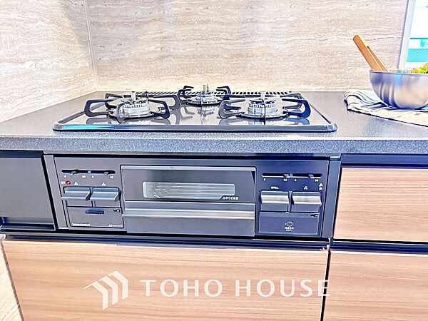 毎日料理をする、料理が好き、家族が多くて量を作る必要がある、等の方々にとっては必須の3口コンロ。同時進行で効率アップはもちろん鍋を移動する回数が減り、無駄な動きを軽減することが出来ます。