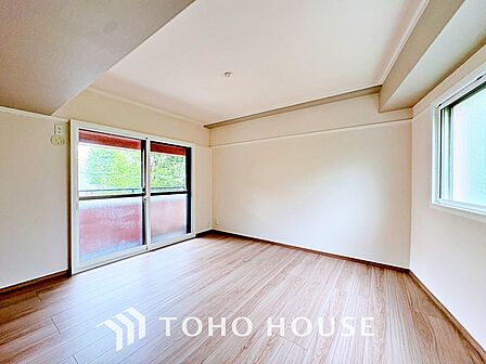 ◆サンサンと◆差し込む太陽の光がこのリビングに笑いをもたらす。ソファの上のクッションがポカポカした暖気にぬくぬくと微睡んでいる。