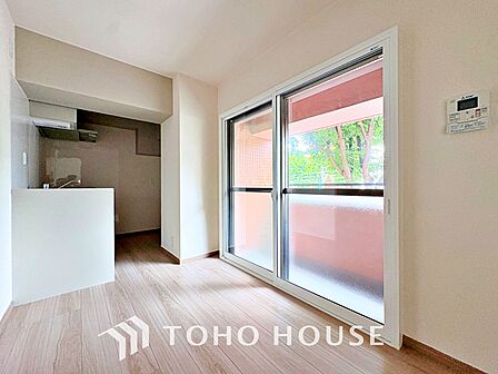 【living】居心地のいい暮らしには欠かせない眩い採光。ゆったりとした幅の窓からこの空間に降り注ぐ採光が絶えない。明るいリビングこそ居心地のいい暮らしが待っているのだと思う。