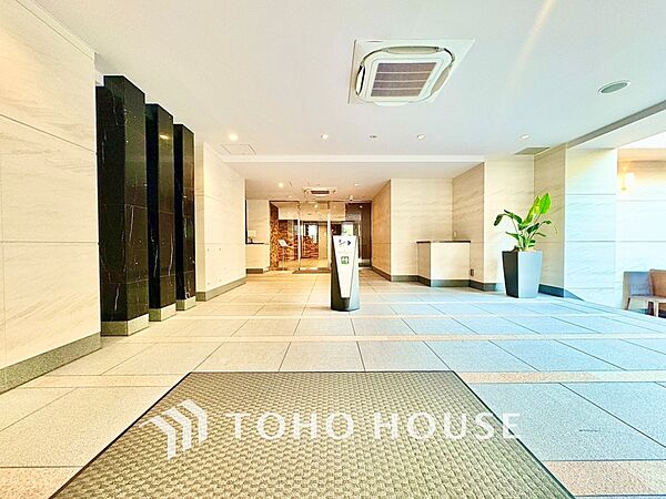 高級感溢れるエントランス。新築時の造りの良さが伺える。