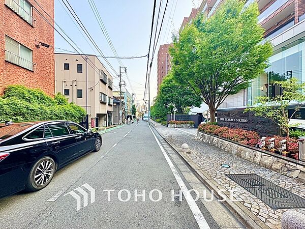 ここからは空が遠くまで見える。紺碧、曇天、茜色。心もともに映り変わる。東京にもあったんだ。こんな景色が・・・。