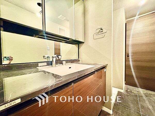 【Wash basin】十分な大きさの洗面台は収納力大。身だしなみチェックや歯磨きなど、朝の慌ただしい時間でも余裕とゆとりを感じられる。