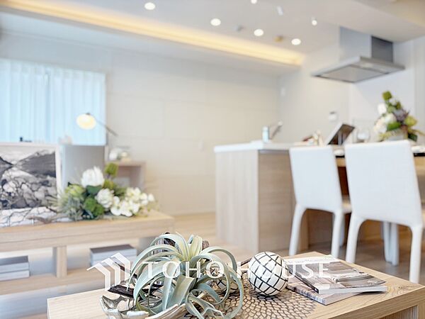【LIVING】◆眩い◆光が燦々と入り、家族の笑顔を照らす。「いつまでも続いて」と願う夢のような毎日がここにある。