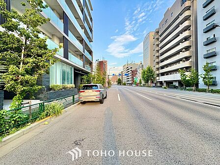 ◆窓を開けると◆冷涼な風、そよぐリビング。だんらんの場所はここから始まり、ここで終わる。家族の笑顔が集う素敵な場所だから、こだわり抜いた思いが詰まっているのだと思う。