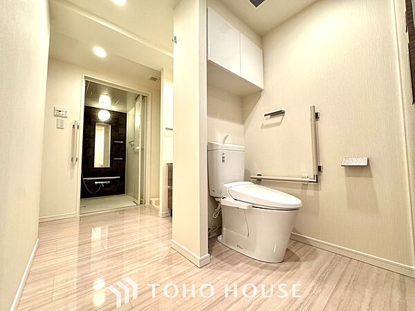 【toilet】トイレットペーパーの使用回数を減らせることです。 シャワートイレを使用すれば、洗浄して汚れを落とすことができるため、トイレットペーパーの使用を最小限にとどめることができます。