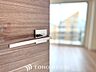 室内：【Decorative lighting】　上質に仕上げられた室内。オフ・ホワイトの壁を背にした観葉植物の葉をそっと置かれたインテリア・ライトが照らし出しています。少しお洒落な暮らしをしてみませんか。