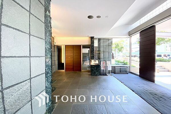 【ENTRANCE】◆そびえ立つ◆我が家のシンボル。遠くの空が赤く染まる夕べが待ち遠しい。