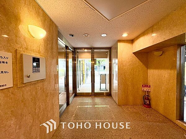 【ENTRANCE】◆家族◆家で家族と過ごす時間は限られている。帰りを待つ家族の元へと急ぐときの弾む思い。そんな思いを引き立てる邸宅。