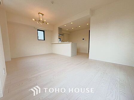 【LIVING】◆眩い◆光が燦々と入り、家族の笑顔を照らす。「いつまでも続いて」と願う夢のような毎日がここにある。