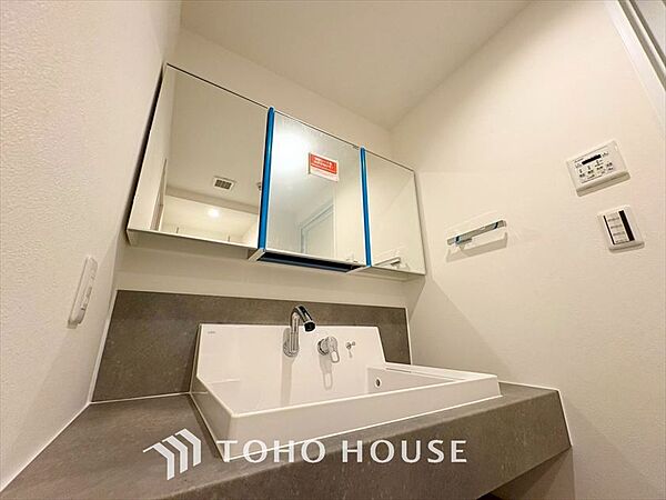 【WASHROOM】◆快適◆煌びやかな暮らしの中にも忘れたくない快適さ。大きな収納が助けてくれます。
