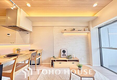 ◆瀟洒な空間◆落ち着きのある彩が見事に調和させた瀟洒な空間を演出。ここに集まる家族の会話と笑顔が絶え間なく続く幸せな空間。