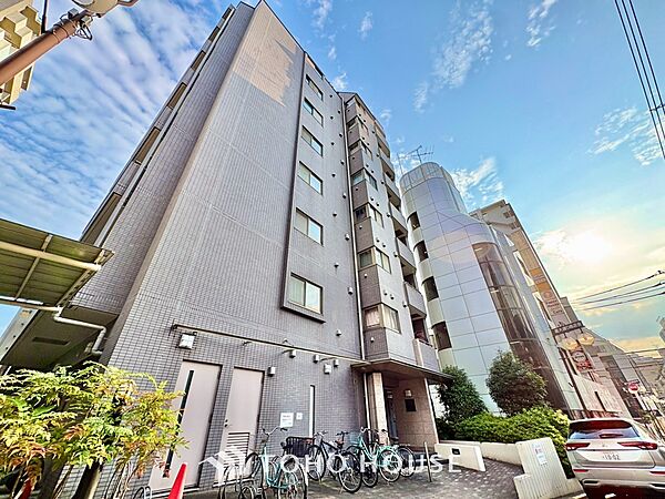 ◆キッチン◆美しく使いやすいキッチンは油汚れが簡単に拭き取れる素材で加工されており、浄水器シャワーから流す水の音を軽減する静かなシンクを採用。見えないところにさり気ない配慮が嬉しいですね