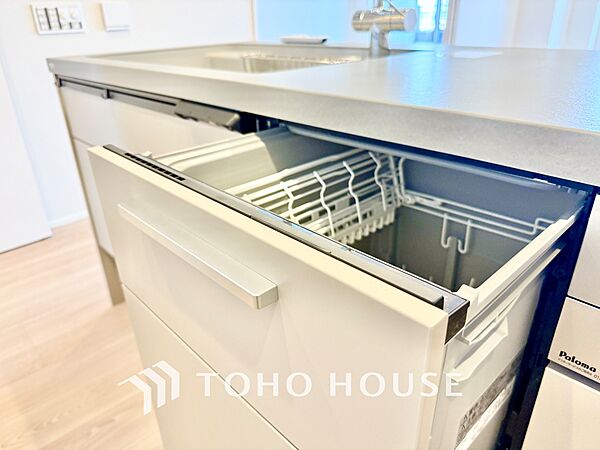 ◆今宵の食卓◆ダウンライトに反射するグラスを眺めながらワインを注ぐ。トクトクと心地いい音をさせながら、フランスの古城を思わせる薫りがたちこめ、とても幸せな時を過ごせる。