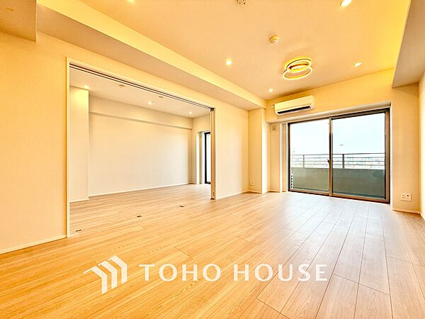 ◆木漏れ日◆の様な採光が優しく足元を照らし、心地いい暮らしの道しるべを写し出す。この空間で過ごす家族との語らいの時間がとても素敵で幸せを感じるかもしれない。