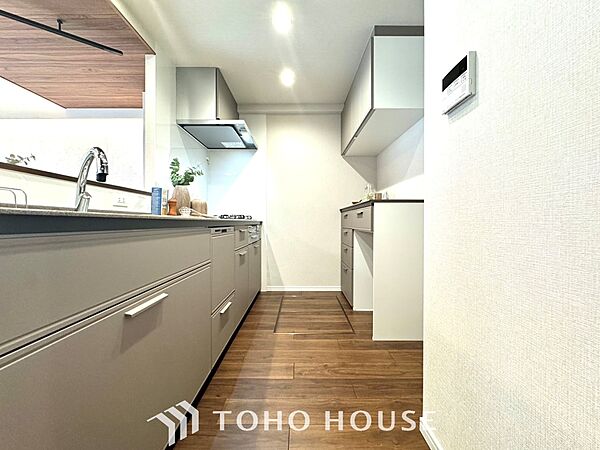 【Kitchen】美しく使いやすいキッチンは油汚れが簡単に拭き取れる素材で加工されており、浄水器シャワーから流す水の音を軽減する静かなシンクを採用。見えないところにさり気ない配慮が嬉しい