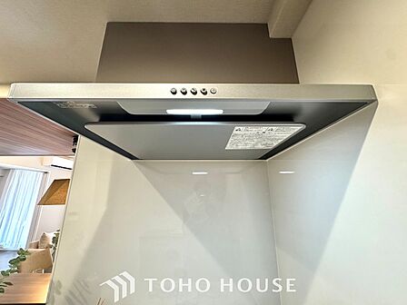 【Kitchen】美しく使いやすいキッチンは油汚れが簡単に拭き取れる素材で加工されており、浄水器シャワーから流す水の音を軽減する静かなシンクを採用。見えないところにさり気ない配慮が嬉しい
