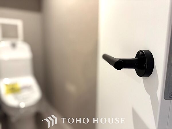 【toilet】トイレットペーパーの使用回数を減らせることです。 シャワートイレを使用すれば、洗浄して汚れを落とすことができるため、トイレットペーパーの使用を最小限にとどめることができます。