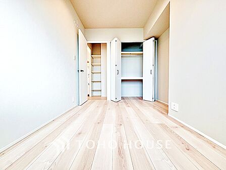 【洋室】冷涼な風、そよぐリビング。だんらんの場所はここから始まり、ここで終わる。家族の笑顔が集う素敵な場所だから、こだわり抜いた思いが詰まっているのだと思う。