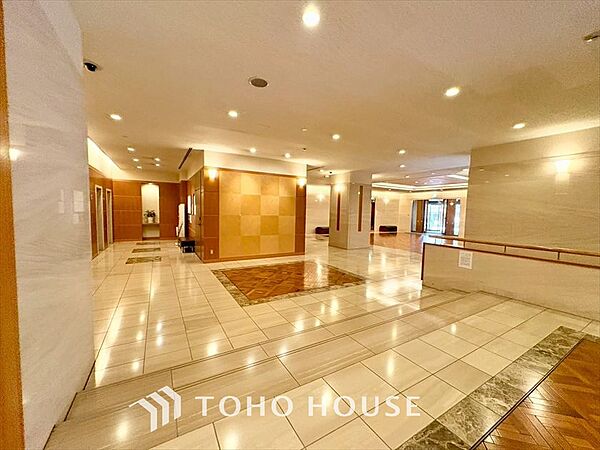 【ENTRANCE】◆家族◆家で家族と過ごす時間は限られている。帰りを待つ家族の元へと急ぐときの弾む思い。そんな思いを引き立てる邸宅。