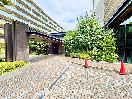 ◆キッチン◆美味しい料理を作りたくなるような気持にさせてくれる、腕を振るえる自慢のスペース。見上げると柔らかなダウンライトが包み込み、彩りを添えます。艶と光沢のある居心地の良いわが家のキッチン。