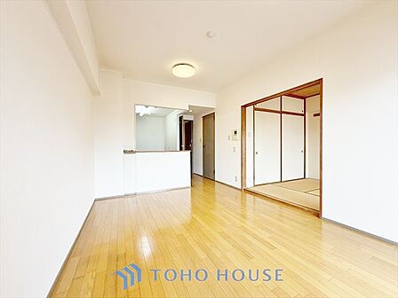 【LIVING】◆眩い◆光が燦々と入り、家族の笑顔を照らす。「いつまでも続いて」と願う夢のような毎日がここにある。