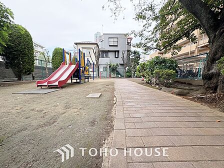 【Entrance】仕事は好きだ。でも今日という一日はあまり芳しくない日もある。とぼとぼと家路に付く頃、ふと目を上げると我が家のエントランス。