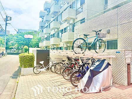 【living】居心地のいい暮らしには欠かせない眩い採光。ゆったりとした幅の窓からこの空間に降り注ぐ採光が絶えない。明るいリビングこそ居心地のいい暮らしが待っているのだと思う。