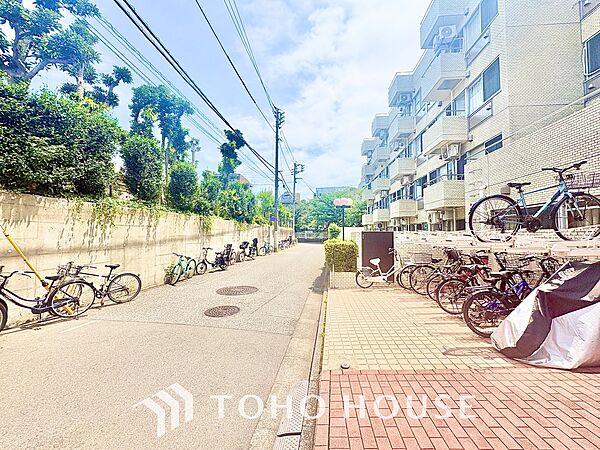 【ROOM】感性を育むプライベートルームはシンプルでスマートな空間。好みの空間で読書をしたり、音楽を聞いたりと一人の時間も充実したものにできます。