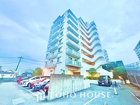 ◆サンサンと◆差し込む太陽の光がこのリビングに笑いをもたらす。ソファの上のクッションがポカポカした暖気にぬくぬくと微睡んでいる。