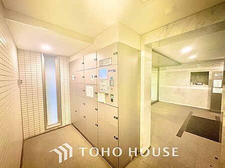 【living】居心地のいい暮らしには欠かせない眩い採光。ゆったりとした幅の窓からこの空間に降り注ぐ採光が絶えない。明るいリビングこそ居心地のいい暮らしが待っているのだと思う。