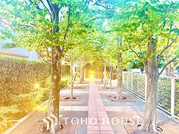 【浴室】《一日の疲れを落としてくれる場所は、落ち着く場所でなければならない》　高級感溢れるカラーと大きさ・柔らかな曲線で構成された半身浴も楽しめるバスタブが心地よさをもたらします。