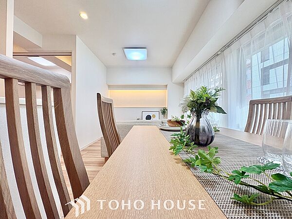 ここにはみんなが集い、食事と楽しい会話が始まる。話に夢中になりすぎて、ついつい時を忘れ夜半過ぎになってしまう。そんな束の間の幸せを感じさせてくれる場所でありたい。