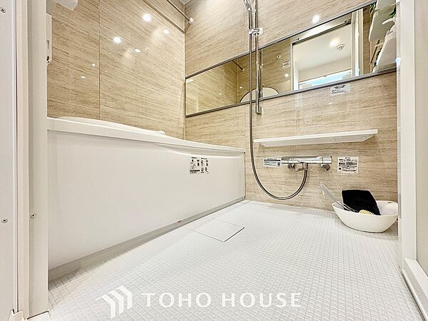 【Bathroom】『一日の疲れを落としてくれる場所は、一番落ち着く場所でなければならない』高級感溢れるカラーと大きさ・柔らかな曲線で構成された半身浴も楽しめるバスタブが心地よさをもたらします。