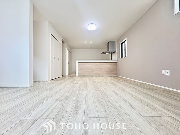 【LIVING】光が燦々と入り、家族の笑顔を照らす。「いつまでも続いて」と願う夢のような毎日がここにある。