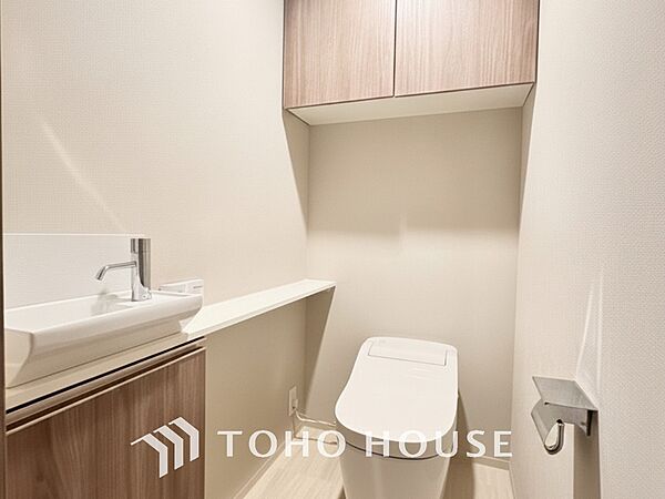 【RESTROOM】ホワイト調のクロスと温もり溢れるモダンカラーの床材が見事に調和した本邸宅は、毎日の生活を少しでも快適に過ごして頂ける様に落ち着いた雰囲気作りから行っています。