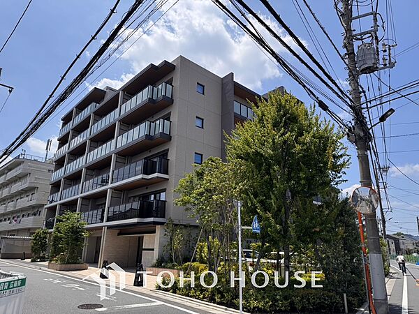【APPEARANCE】◆家族◆家で家族と過ごす時間は限られている。帰りを待つ家族の元へと急ぐときの弾む思い。そんな思いを引き立てる邸宅。