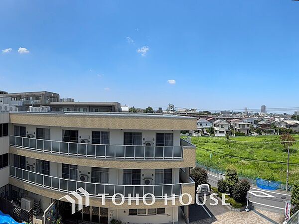 【BALCONY】◆BLUE SKY◆自然の心地よさに包まれる。大開口の外に広がるのは爽やかな青空。