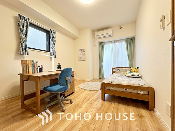 ※生成AIによるイメージです。家具・小物は販売価格に含まれません。【PRIVATE ROOM】◆属毛離裏◆子は父を手本とし、母に愛育されて成長する。家族の深い繋がり。いつまでも大切にしたい。