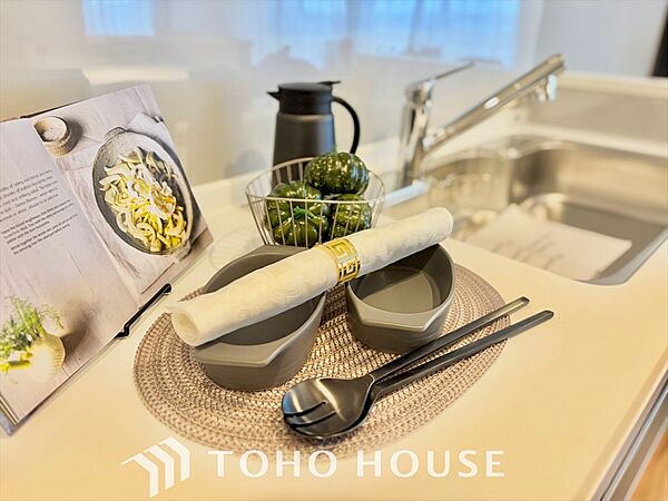 爽やかな採光がもたらす至福の時、しじまが流れる時間、鮮やかに移ろう街の情景、高く紺碧のと悠久を感じるネイチャー、この街ならではの美しい情景から新しい物語が始まります。