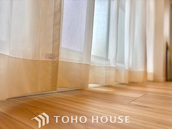 あなたの一日を、まっすぐ彩る。朝の光が差し込むリビングで、家族の笑い声が弾ける。