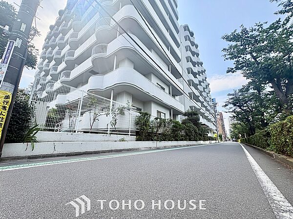 ここにはみんなが集い、食事と楽しい会話が始まる。※生成AIによるイメージです。家具・小物は販売価格に含まれません。