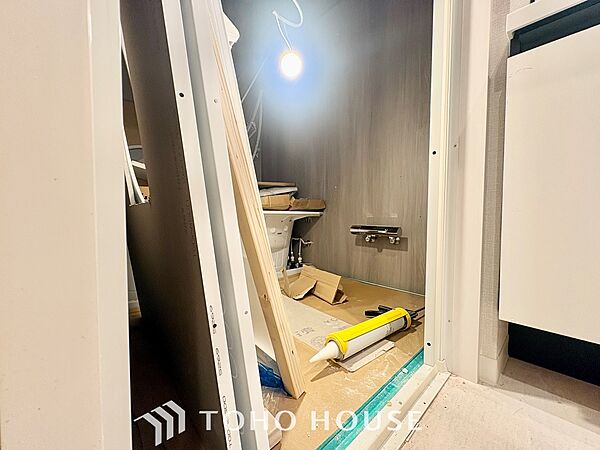 【Bathroom】『一日の疲れを落としてくれる場所は、一番落ち着く場所でなければならない』高級感溢れるカラーと大きさ・柔らかな曲線で構成された半身浴も楽しめるバスタブが心地よさをもたらします。
