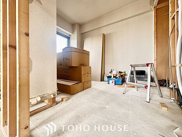 【改装中】舞い込んでくる風が優しく躍り、室内に爽やかな空気を運んでくる。