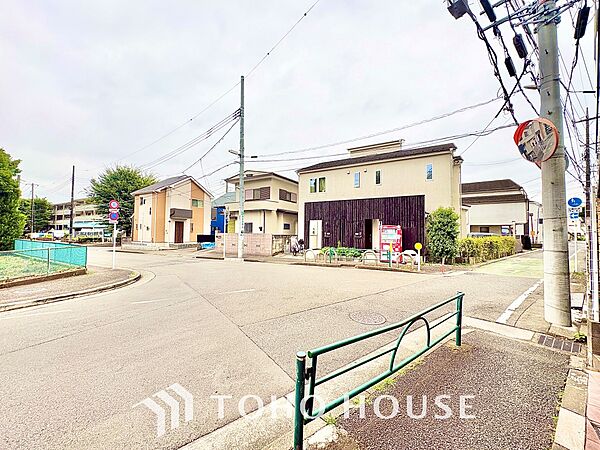 【浴室】《一日の疲れを落としてくれる場所は、落ち着く場所でなければならない》　高級感溢れるカラーと大きさ・柔らかな曲線で構成された半身浴も楽しめるバスタブが心地よさをもたらします。