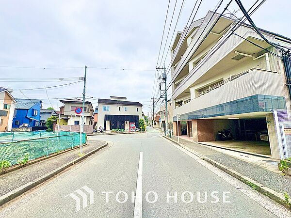 清潔感あるホワイト調のクロスと温もり溢れるモダンカラーの床材が見事に調和した本邸宅は、毎日の生活を少しでも快適に過ごして頂ける様に落ち着いた雰囲気作りから行っています。
